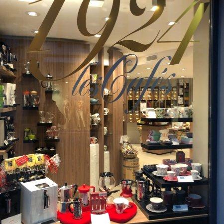 1924 Un Monde de Cafes